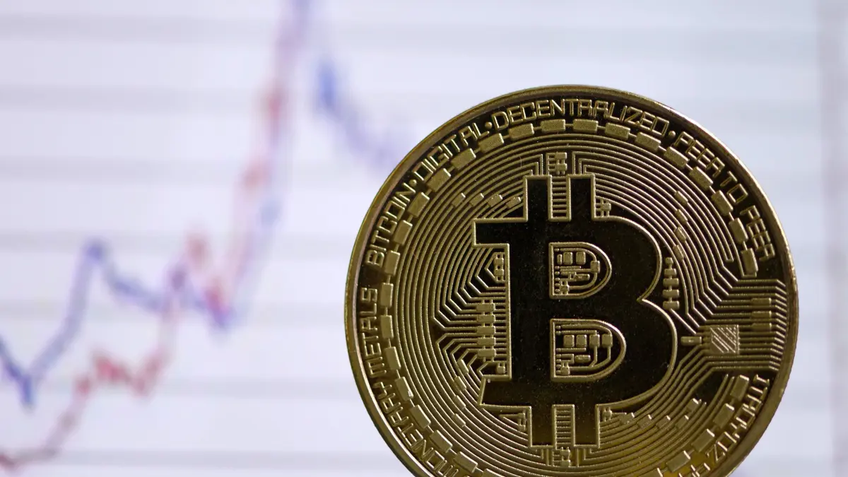 (FILES) The photo shows a physical imitation of a Bitcoin in Dortmund, western Germany, on January 27, 2020. Faced with an uncertain climate in the United States and scandals affecting the sector, cryptocurrencies have suffered heavy losses in recent days, with investors abandoning en masse these particularly volatile speculative assets and particularly bitcoin, which fell below $80,000 on Friday, February 28. (Photo by INA FASSBENDER / AFP)