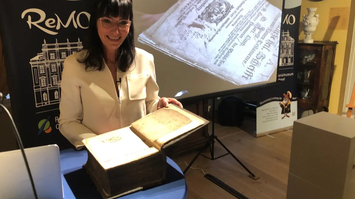 Sehr selten und eine große Überraschung im Schloss. Heide Rezepa-Schnabel, Expertin von „Bares für Rares“ hält eine echte Luther-Bibel aus dem 17. Jahrhundert in ihren Händen.