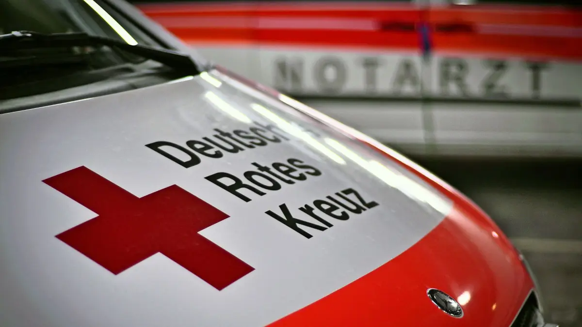 In der Hauptrettungswache des DRK Rotes Kreuz Rotkreuz Stuttgart
Rettungswagen Auto Fahrzeug Notarzt stehen in der Halle der Rettungswache Station
Jacke Abzeichen Uniform Symbolbild Logo Beispielbild