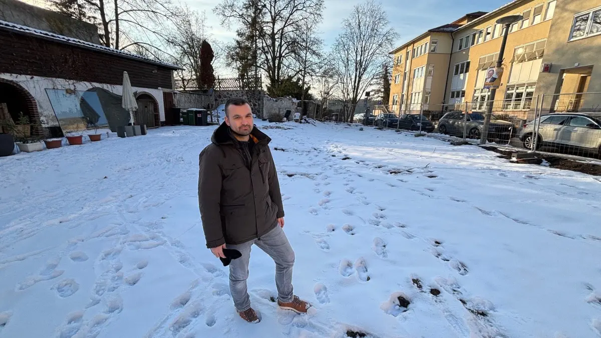 Möchte ein Mehrfamilienhaus auf einer Brachfläche nahe des Straussees in Strausberg bauen: der Unternehmer Alexander Lehmann; hier im Februar.