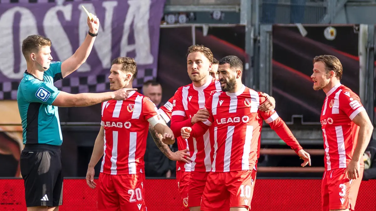 3. Liga Saison 2024/25 FC Energie Cottbus vs. VfL Osnabrück: 3. Liga Saison 2024/25 FC Energie Cottbus vs. VfL Osnabrück: Schiedsrichter Yannick Rupert gibt eine gelbe Karte
(Wichtiger Hinweis: Der DFB untersagt die Verwendung von Sequenzbildern im Internet und in Online-Medien während des Spiels (einschließlich Halbzeit). Sperrfrist! Der DFB erlaubt die Publikation und Weiterverwertung der Bilder auf mobilfunkfähigen Endgeräten (insbesondere MMS) und über DVB-H und DMB erst nach Spielende.)