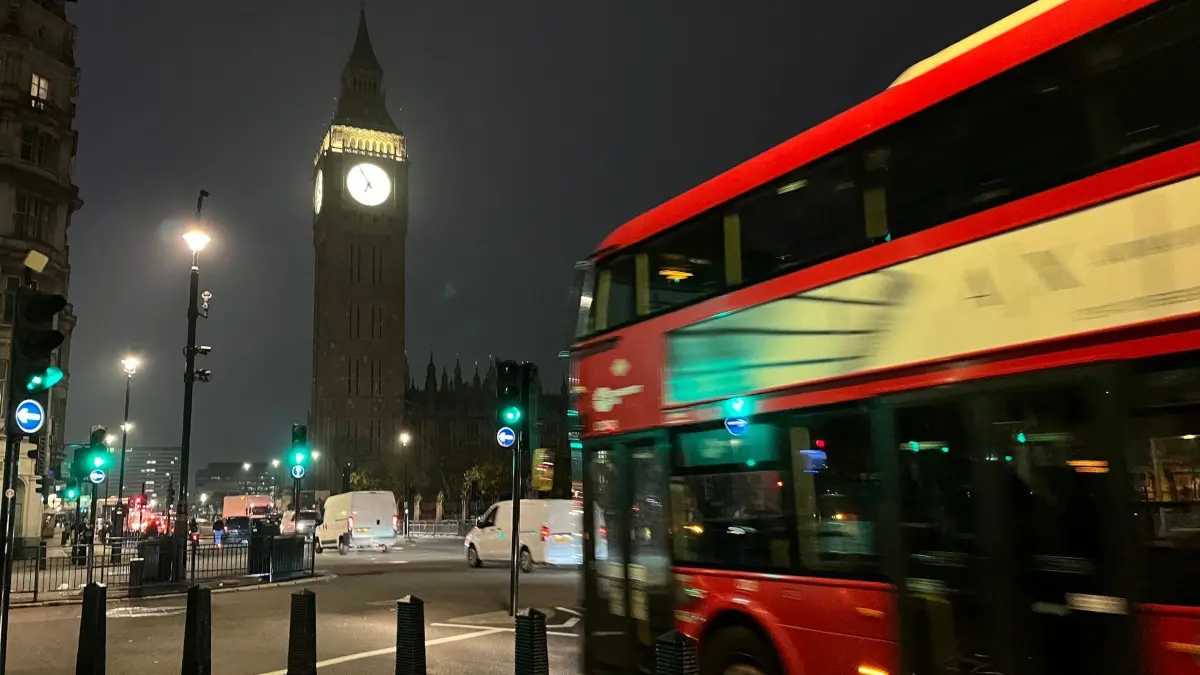 London: ARCHIV - 25.10.2024, Großbritannien, London: Ein Bus fährt in London am Elizabeth Tower mit der Glocke Big Ben vorbei. (zu dpa: «Reisen nach Großbritannien - Das ist zur ETA-Pflicht wichtig») Foto: Julia Kilian/dpa +++ dpa-Bildfunk +++