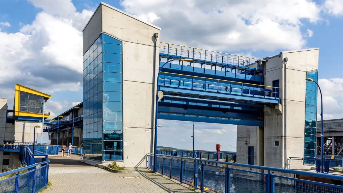 Schiffshebewerke in Niederfinow: ARCHIV - 10.08.2024, Brandenburg, Cottbus: «Neues SHW» ist als Hinweis auf einem Weg zum neuen Schiffshebewerk zu lesen. (zu dpa: «Saison für Besucher der Schiffshebewerke Niederfinow beginnt») Foto: Frank Hammerschmidt/dpa +++ dpa-Bildfunk +++