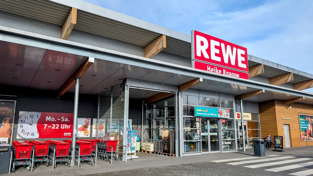 Rewe-Einkaufsmarkt, Brückenstr. 5, Fredersdorf-Vogelsdorf, Markt wird von Mai bis September 2025 modernisiert