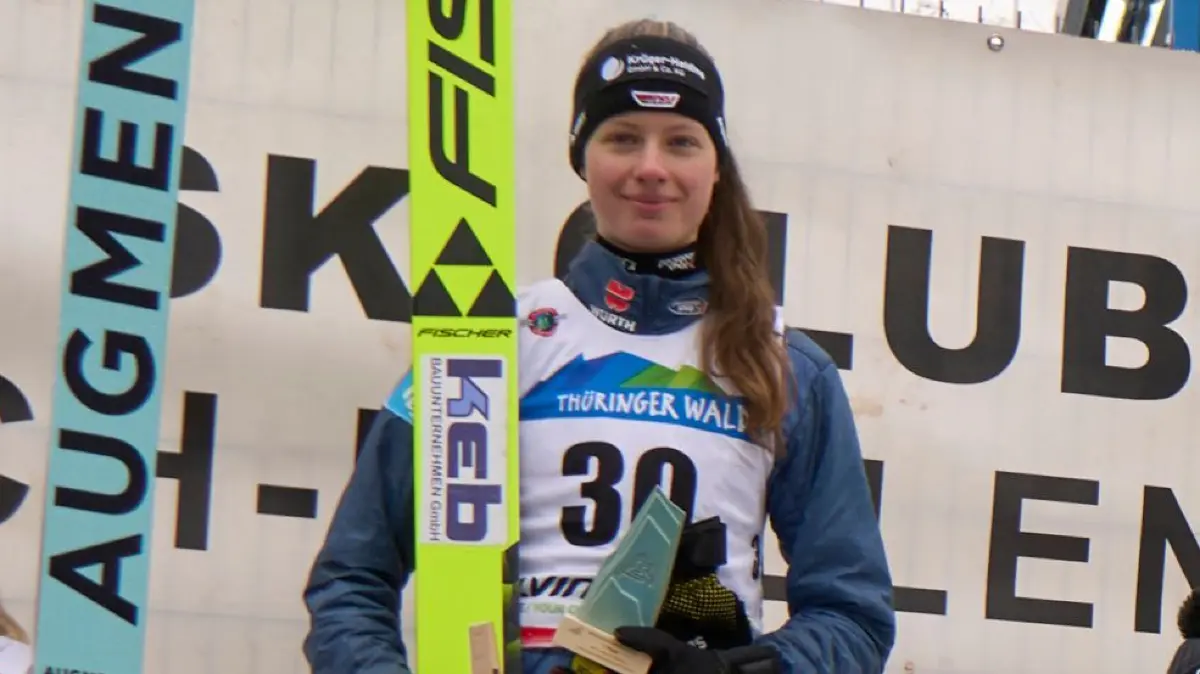 Skispringerin Alvine Holz vom WSV 1923 Bad Freienwalde bei der Siegerehrung am Sonntag in Oberhof.