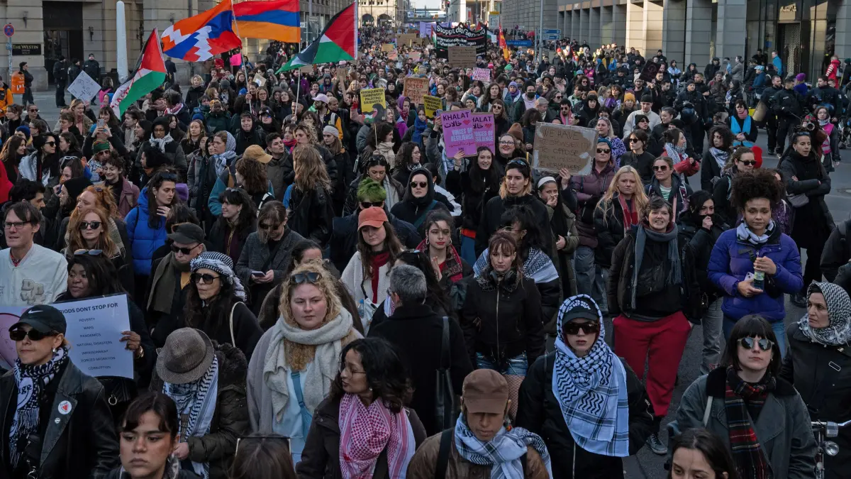 Teilnehmer gehen bei einer Demonstration zum Internationalen Frauentag auf der Friedrichsstraße und halten Plakate und Transparente. Bis zum Abend sind mehrere weitere Demonstrationen und Kundgebungen in der Hauptstadt geplant. +++ dpa-Bildfunk +++