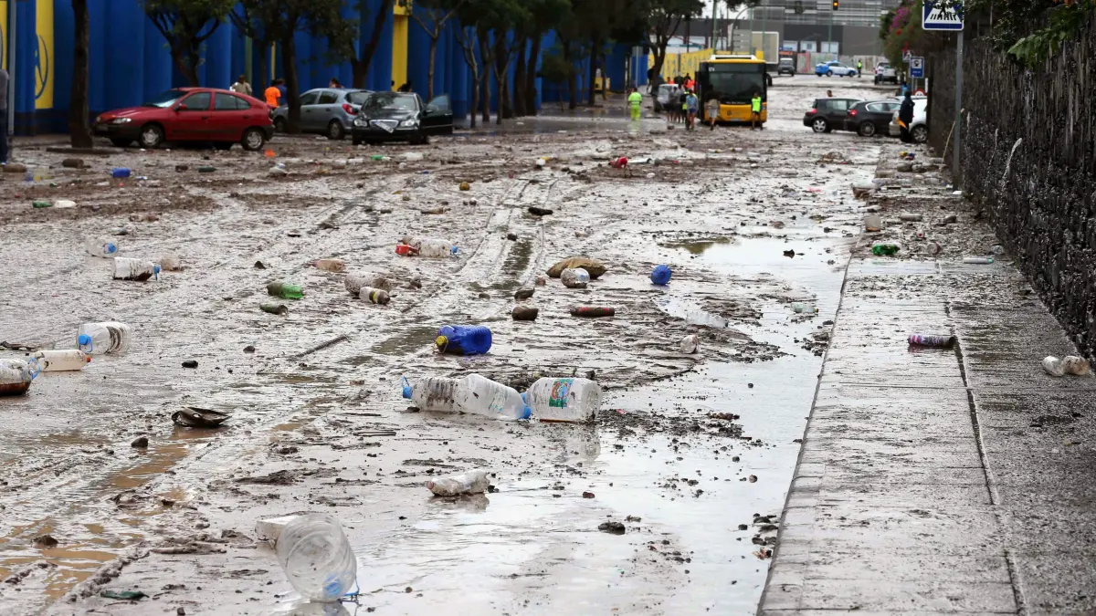 epa04991784 View of a mud-covered street after heavy rains in Las Palmas, Gran Canaria island, Canary Islands, southwestern Spain, 23 October 2015. EPA/ELVIRA URQUIJO A. ++ +++ dpa-Bildfunk +++