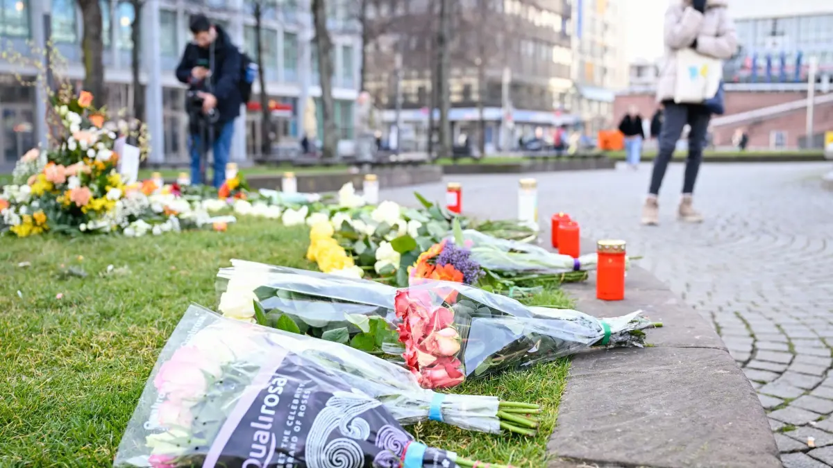 Nach Todesfahrt von Mannheim: 04.03.2025, Baden-Württemberg, Mannheim: Kerzen und Blumen liegen am Paradeplatz. Am Vortag war ein Auto in eine Menschenmenge gefahren. Zwei Menschen starben, weitere wurden verletzt. Foto: Uwe Anspach/dpa +++ dpa-Bildfunk +++