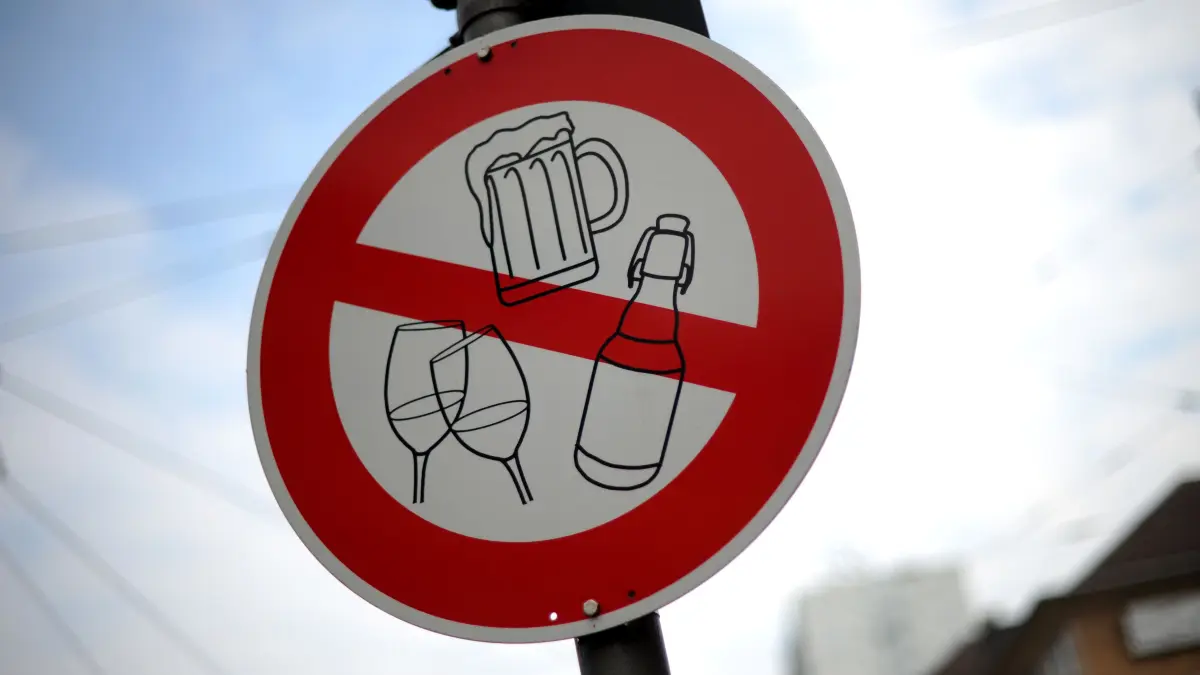 ARCHIV - Ein Schild weist in der Innenstadt von Kassel auf das Alkoholverbot hin (Archivfoto vom 01.09.2011). Der Karneval ist vorbei, das Fasten beginnt. Nach dem Ende der Narrenzeit steht Verzicht bei vielen Menschen hoch im Kurs. Was lässt sich am ehesten entbehren? Genussmittel wie Alkohol oder Fernsehen oder Computer? Foto: Uwe Zucchi dpa (zu dpa-Korr "Auszeit in der Fastenzeit - Gewinn durch Verzicht" vom 21.02.2012) +++ dpa-Bildfunk +++