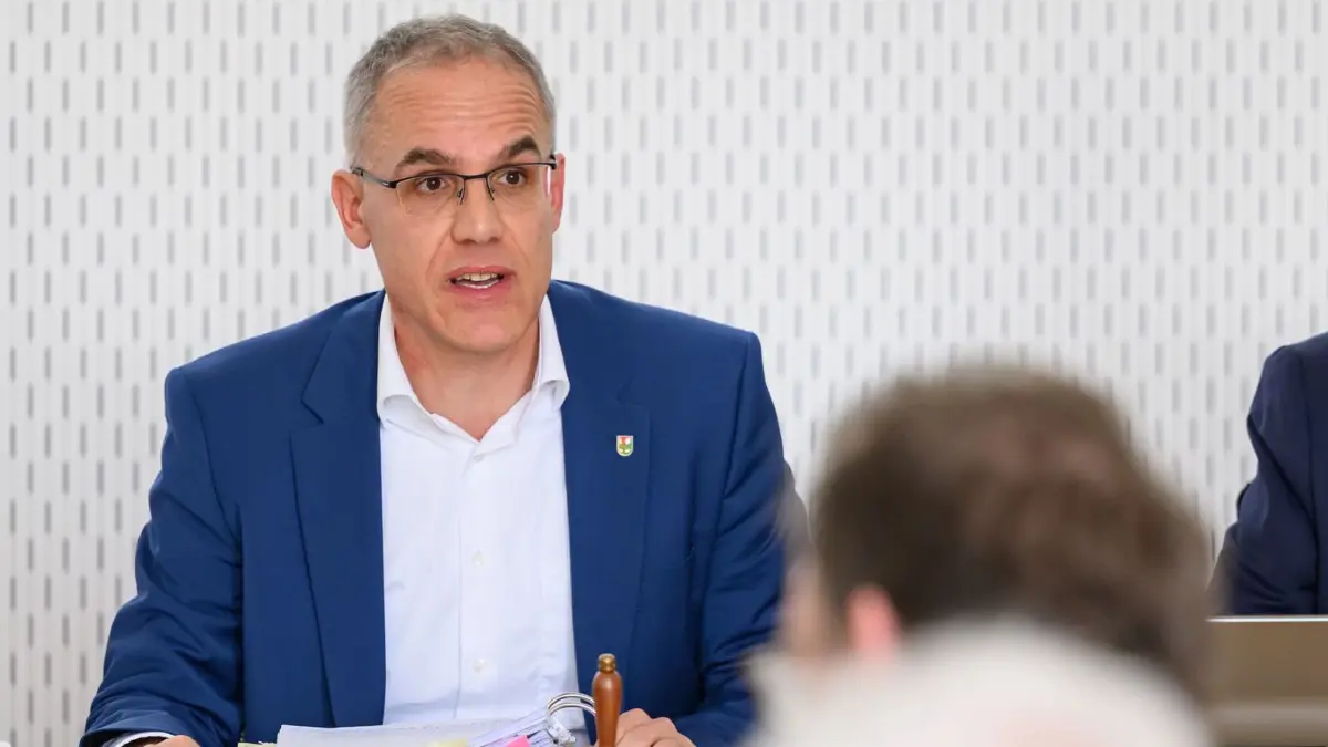 Wasserverband berät über Liefervertrag für Tesla: 05.03.2025, Brandenburg, Strausberg: Thomas Krieger (l, CDU), Bürgermeister der Gemeinde Fredersdorf-Vogelsdorf und Vorsitzender der Verbandsversammlung, und André Bähler, Verbandsvorsteher, nehmen an der Verbandsversammlung des Wasserverbandes Strausberg-Erkner (WSE) teil. Auf der Verbandsversammlung des Wasserverbandes Strausberg-Erkner (WSE) soll erneut über den Liefervertrag für die Tesla-Fabrik beraten werden. Foto: Patrick Pleul/dpa +++ dpa-Bildfunk +++