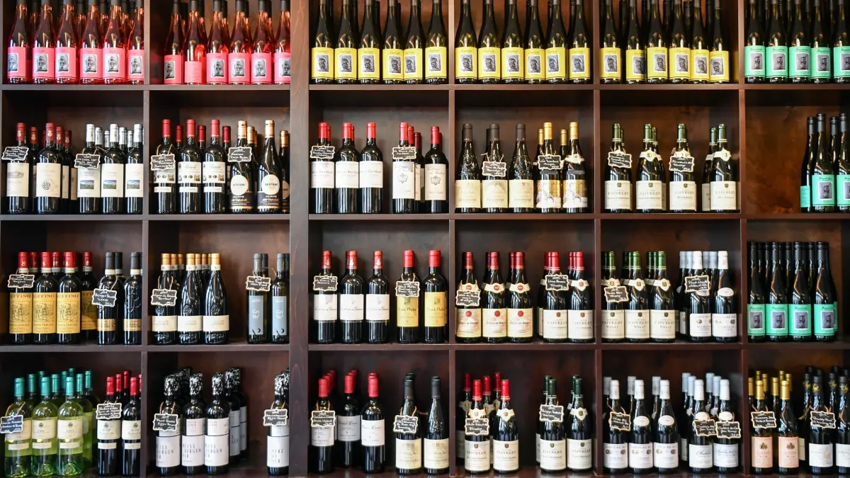 In der Lebensmittelabteilung «Die Sechste» im Kaufhaus des Westens KaDeWe in der 6. Etage werden in einem Regal Weine angeboten. (zu dpa: «Umsatz mit Wein in Lebensmittelgeschäften um acht Prozent gestiegen») +++ dpa-Bildfunk +++
