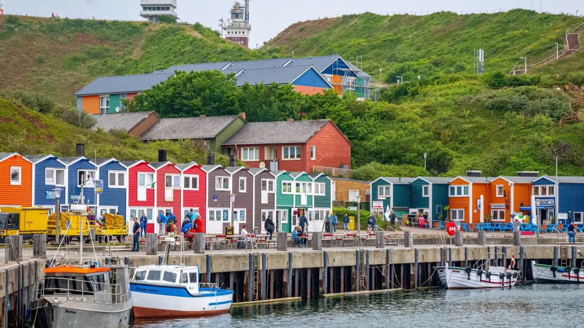 Die bunten Häuser am Hafen der Hochseeinsel Helgoland. +++ dpa-Bildfunk +++