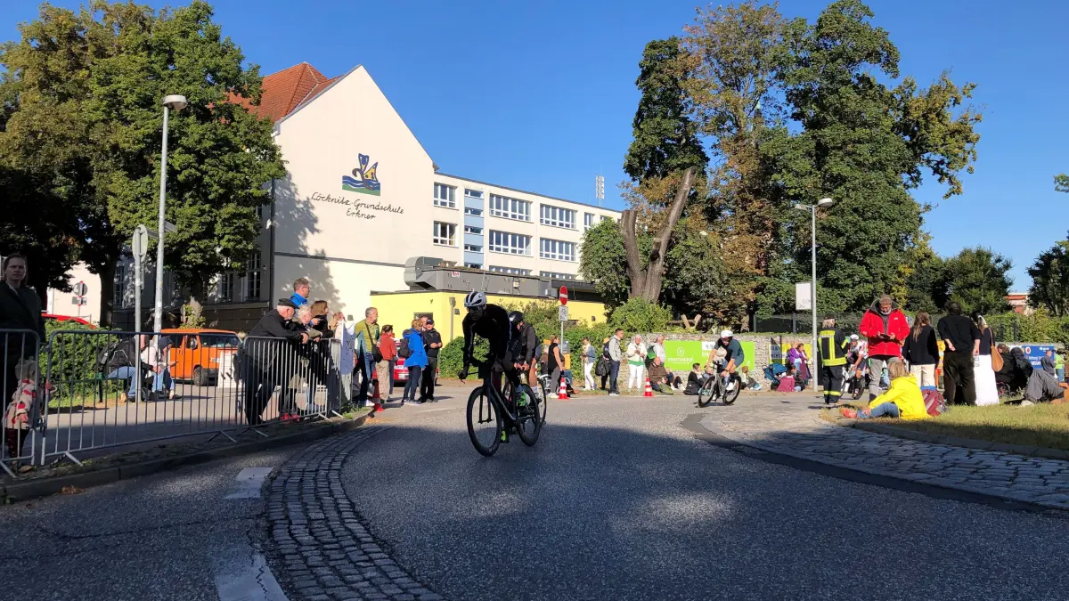 Ironman 2024 in Erkner mit Löcknitz-Grundschule im Hintergrund.