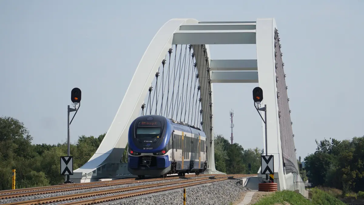 Die neue Eisenbrücke über die Oder, die im Sommer 2024 eingeweiht wurde, ist bereits zweigleisig ausgebaut. Die Möglichkeit der Errichtung einer Oberleitung ist gegeben.