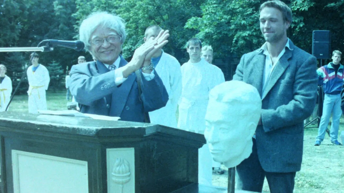 Einweihung des Koyenuma-Denkmals in Wriezen Anfang Juli 2000 mit den Künstlern und Axel Anklam (rechts).