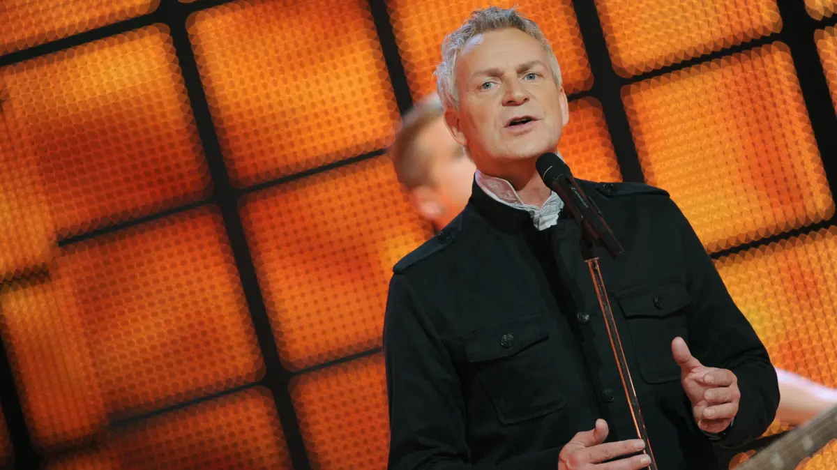 Der Sänger Dirk Michaelis tritt am Mittwoch (28.09.2011) in Berlin bei der 17. Verleihung des Medienpreises "Goldene Henne" auf. Die Gala findet zum 17. Mal zur Ehrung der 1991 verstorbenen Entertainerin Helga "Henne" Hahnemann statt. Foto: Rainer Jensen dpa/lbn ++ +++ dpa-Bildfunk +++