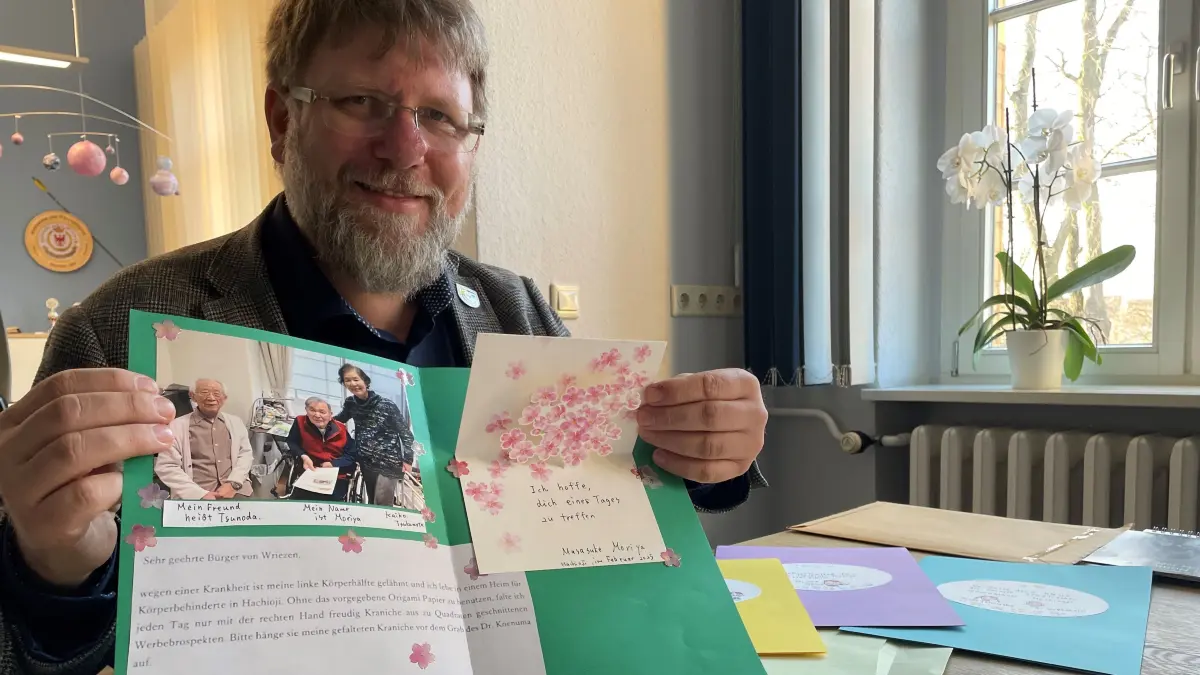 Gelebte Freundschaft zwischen Wriezen und der japanischen Geburtsstadt von Dr. Koyenuma: Vor kurzem kamen neue Briefe, Bastelarbeiten aus Hachioji an. Bürgermeister Karsten Ilm freut sich darüber.