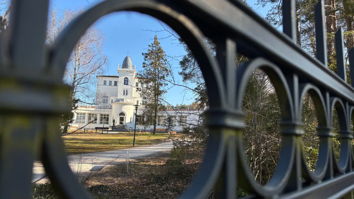Der historische Wandelgang der Asklepios Klinik in Birkenwerder: Das Fach-Krankenhaus ist in der Vergangenheit mehrfach erweitert worden. Die private Einrichtung verfolgt aufmerksam die Entwicklung der Krankenhaus-Landschaft in Oberhavel.