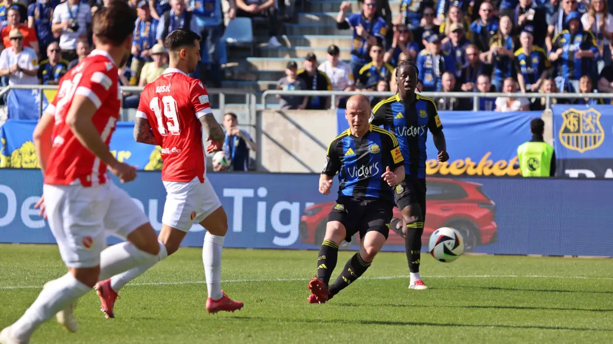 Beim Führungstreffer von Sebastian Vasiliadis für den 1. FC Saarbrücken stand die Abwehr von Energie Cottbus zu weit weg vom Torschützen.