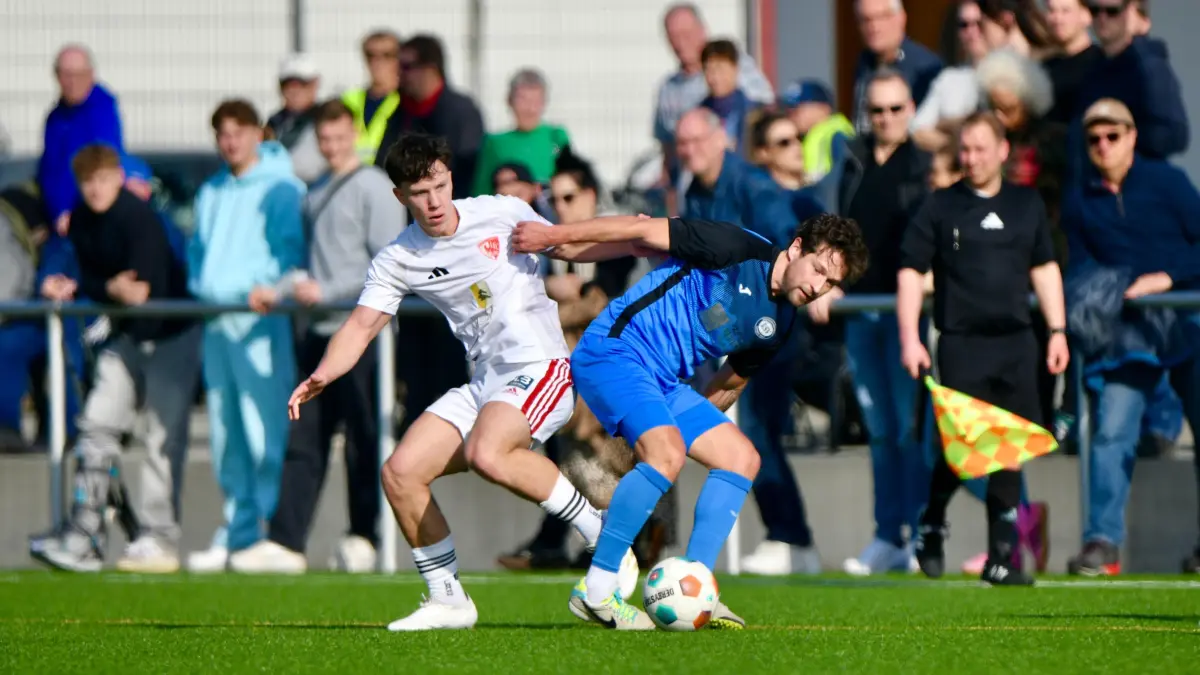 Zweikampf zwischen Robin Fuhrmann (li.) und Leon Hellwig (re.) im Oberliga-Spiel zwischen dem RSV Eintracht und dem Ludwigsfelder FC.