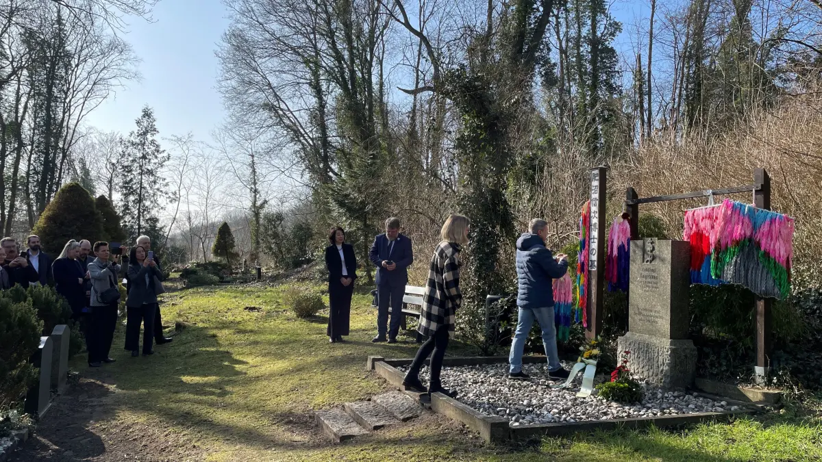Stilles Gedenken auf dem Friedhof in Wriezen. Gemeinsam mit Shino Mitsuko, außerordentliche und bevollmächtigte Botschafterin von Japan in Deutschland, erinnerten Wriezener am 8. März des japanischen Arztes Dr. Koyenuma. Er hatte nach Kriegsende vielen Menschen in der Stadt und im Oderbrch geholfen.
