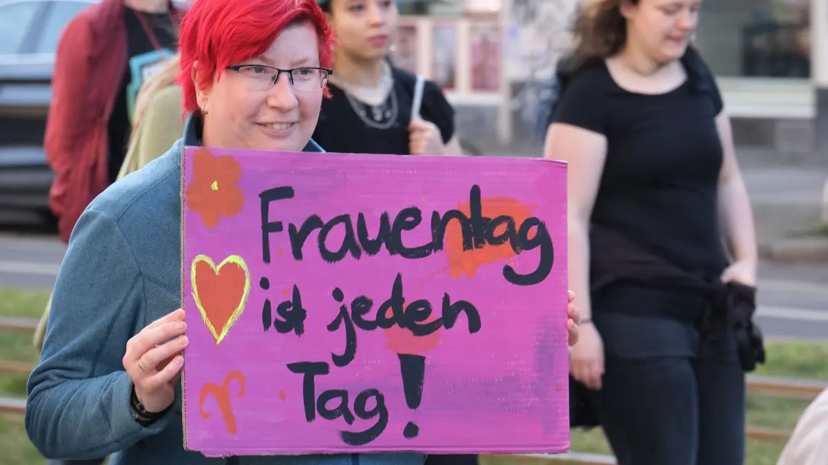 Demonstrationen zum Frauentag - Leipzig: 08.03.2025, Sachsen, Leipzig: Eine Teilnehmerin hält ein Schild mit der Aufschrift „Frauentag ist jeden Tag!“ bei einer Demonstration zum Internationalen Frauentag. Foto: Sebastian Willnow/dpa +++ dpa-Bildfunk +++