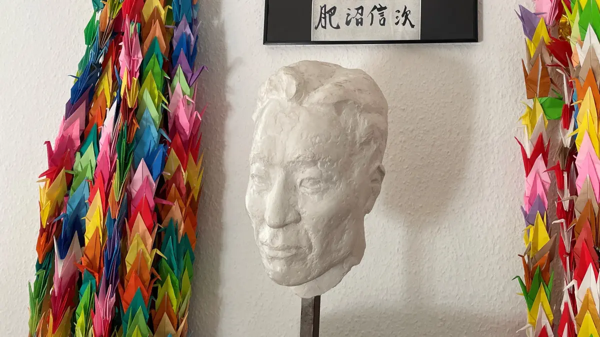 In der ständigen Dr. Koyenuma-Ausstellung im Rathaus Wriezen: Dort hat auch die vom Bad Freienwalder Künstler Axel Anklam vor 25 Jahren geschaffene Koyenuma-Büste ihren Platz gefunden.