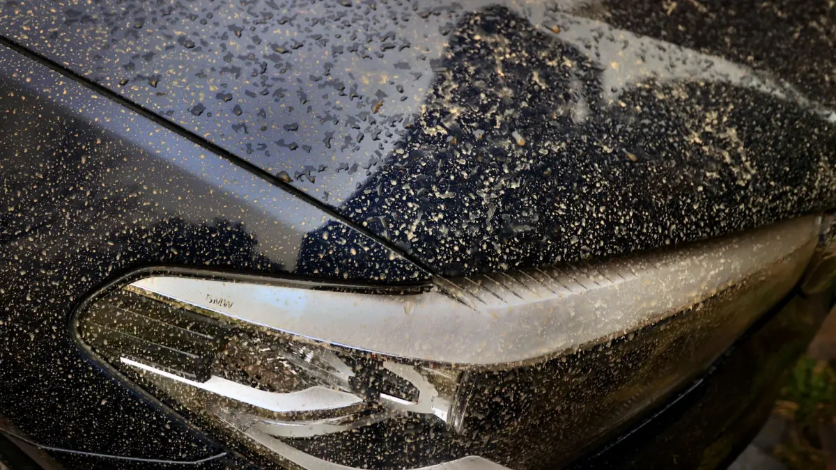 Saharastaub auf der Motorhaube eines Autos: ARCHIV - Saharastaub besteht aus feinen Sandkörnern, die auf Lack, Scheiben und Kunststoffoberflächen Kratzer hinterlassen können. (zu dpa: «So geht der Saharastaub schadlos vom Auto ab») Foto: Karl-Josef Hildenbrand/dpa/dpa-mag - Honorarfrei nur für Bezieher des Dienstes dpa-Magazin +++ dpa-Magazin +++