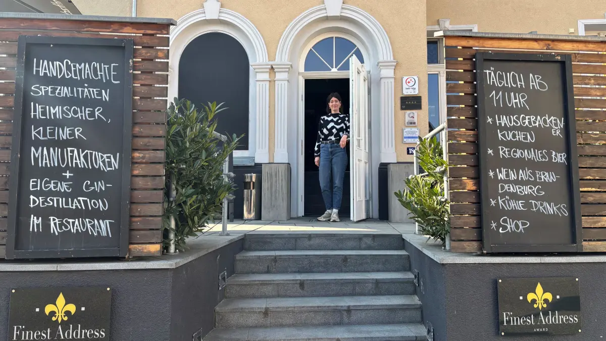 Anne Hensel am Eingang des Restaurants Wilde Klosterküche in Neuzelle. Dieses ist zur drittbesten Gastronomie des Landes Brandenburg gewählt worden