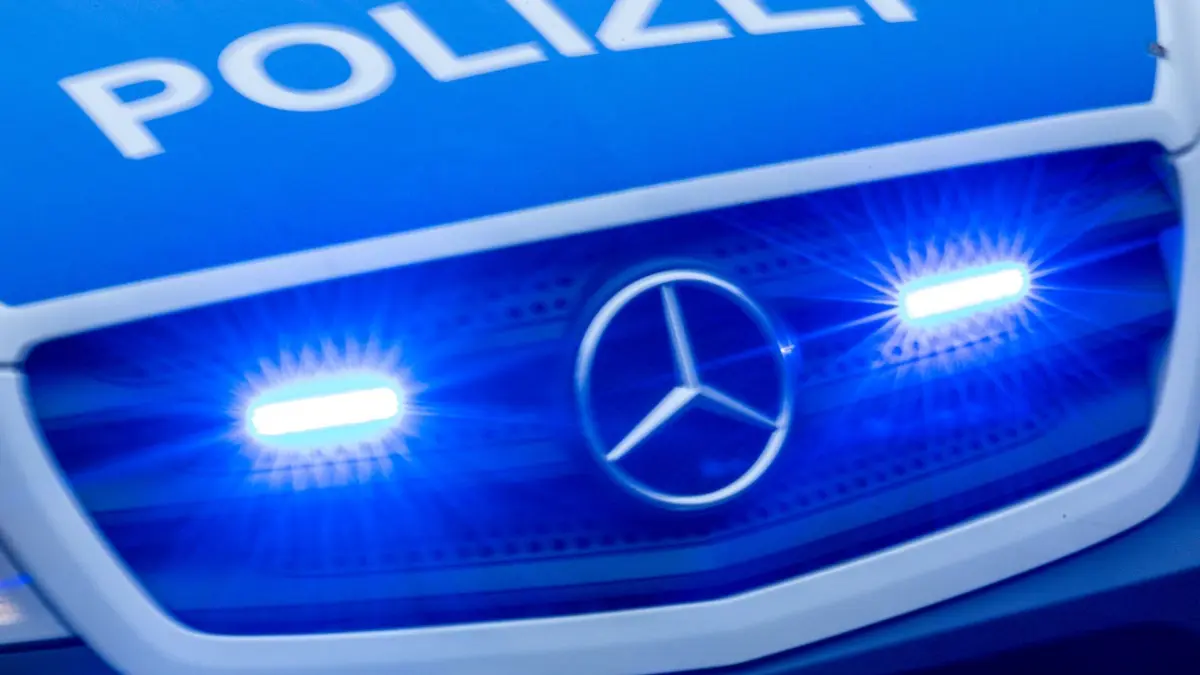 Polizei - Symbolbild: ARCHIV - 10.02.2024, Mecklenburg-Vorpommern, Rostock: Ein Einsatzfahrzeug der Polizei fährt mit Blaulicht durch die Innenstadt. (zu dpa: «Leichenfund auf der Autobahn - A20 Richtung Lübeck gesperrt») Foto: Jens Büttner/dpa +++ dpa-Bildfunk +++