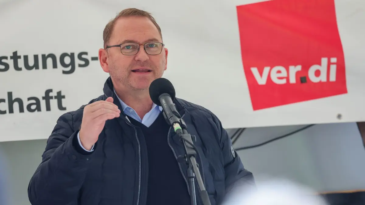 Warnstreik im öffentlichen Dienst in Rheinland-Pfalz: 11.03.2025, Rheinland-Pfalz, Mainz: Frank Werneke, Verdi-Bundesvorsitzender, spricht auf einer Kundgebung auf der Malakoff-Terrasse. Foto: Jörg Halisch/dpa +++ dpa-Bildfunk +++