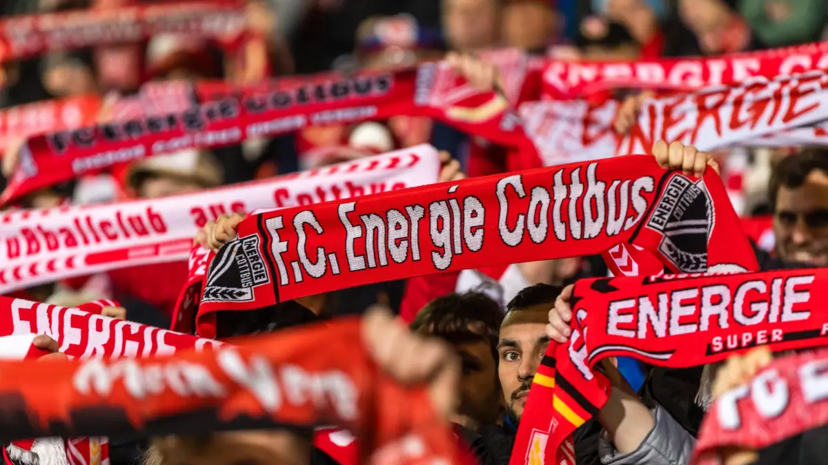 3. Liga Saison 2024/25 FC Energie Cottbus vs. Hannover 96 II: 3. Liga Saison 2024/25 FC Energie Cottbus vs. Hannover 96 II: Fans schwenken ihre Schals
(Wichtiger Hinweis: Der DFB untersagt die Verwendung von Sequenzbildern im Internet und in Online-Medien während des Spiels (einschließlich Halbzeit). Sperrfrist! Der DFB erlaubt die Publikation und Weiterverwertung der Bilder auf mobilfunkfähigen Endgeräten (insbesondere MMS) und über DVB-H und DMB erst nach Spielende.)