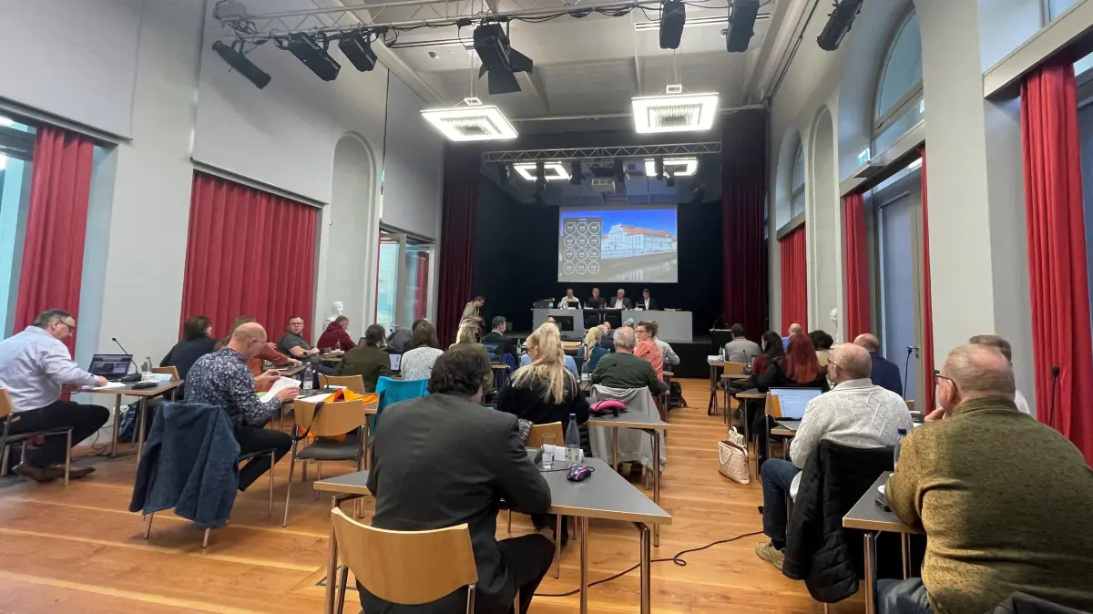 Stadtverordnetenversammlung SVV Stadtparlament Oranienburg in der Orangerie am 10.03.2025, Kommunalpolitik, Politik, Sitzung