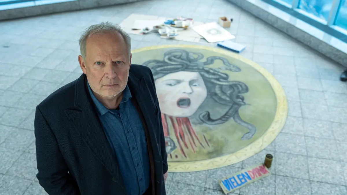 TV-Ausblick ARD - „Tatort: Borowski und das Haupt der Medusa“: HANDOUT - 11.03.2025, ---: Kommissar Klaus Borowski (Axel Milberg) - offiziell in Rente - kann den Fall nicht auf sich beruhen lassen - Szene aus dem «Tatort: Borowski und das Haupt der Medusa» (undatierte Filmszene). Der Krimi läuft am 16.03.2025 im Ersten. Foto: Thorsten Jander/NDR/ARD/dpa - ACHTUNG: Honorarfrei - Nur zur redaktionellen Verwendung im Zusammenhang mit einer Berichterstattung über den Film und nur mit vollständiger Nennung des vorstehenden Credits +++ dpa-Bildfunk +++