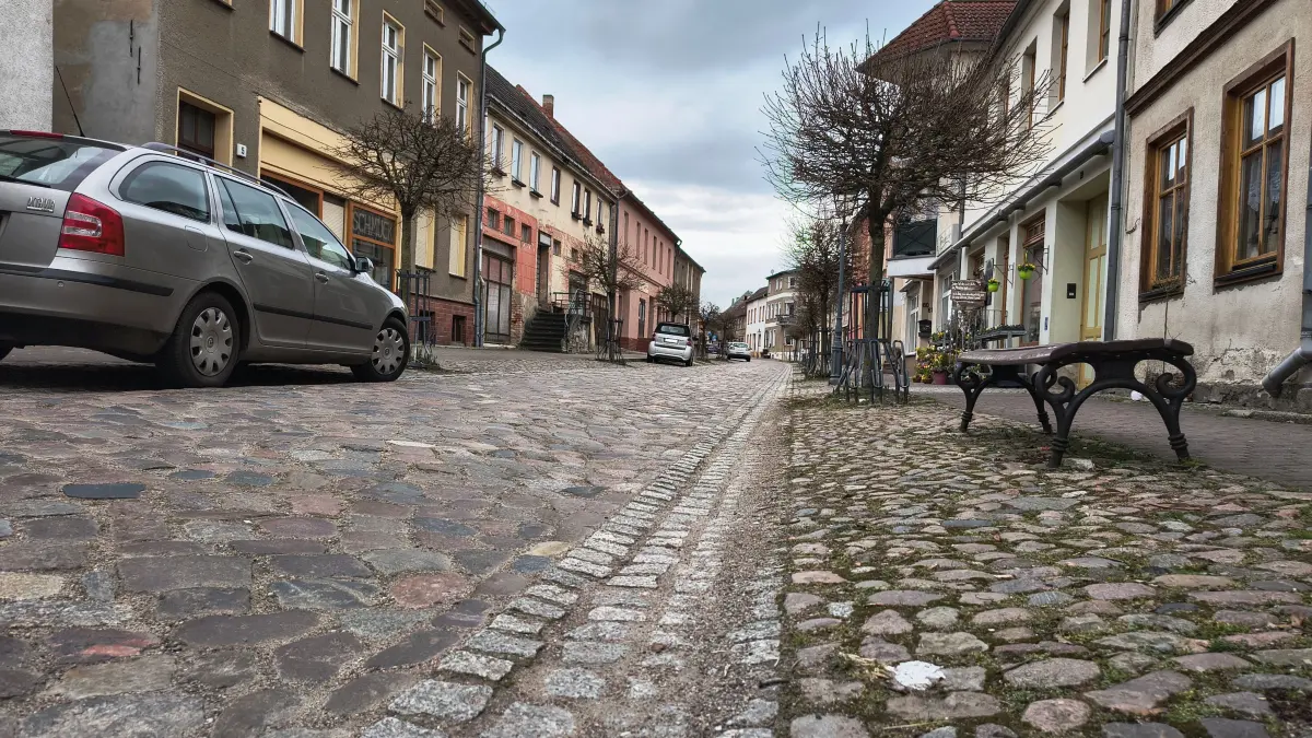 Ruhige Einkaufsstraße oder Raserstrecke? In Oderberg wird über Tempo 30 in der Angermünder Straße diskutiert.