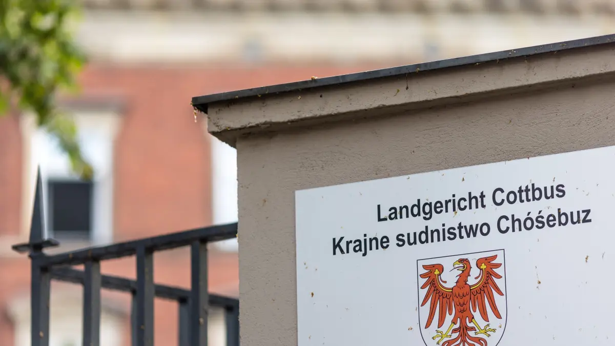 Kohlekraftgegner wegen Blockade von Kraftwerk vor Gericht: ARCHIV - 23.06.2023, Brandenburg, Cottbus: «Landgericht Cottbus» steht auf Deutsch und auf Sorbisch am Eingang zum Hof des Gerichtsgebäudes. Hier wird heute der Berufungsprozess gegen zwei Teilnehmer einer Blockade des Kraftwerks Jänschwalde stattfinden. Im November 2022 waren die beiden vom Amtsgericht Cottbus zu vier Monaten Haft ohne Bewährung verurteilt worden - wegen Nötigung, Sachbeschädigung, Hausfriedensbruch und Störung öffentlicher Betriebe. Die Staatsanwaltschaft legte gegen das Urteil Berufung ein, die beiden Angeklagten legten ebenfalls Rechtsmittel ein. (zu dpa: «Stieftochter getötet - Staatsanwalt fordert 14 Jahre Haft») Foto: Frank Hammerschmidt/dpa +++ dpa-Bildfunk +++