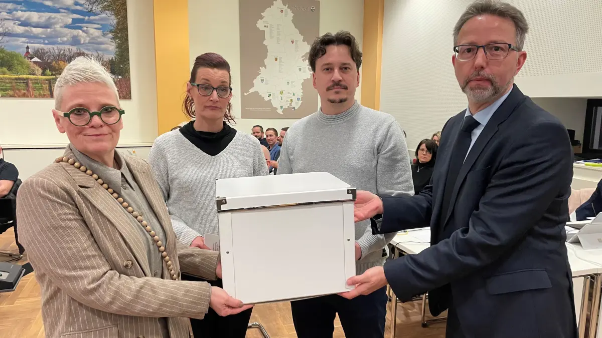 Krankenhaus Hennigsdorf / Oranienburg Klinik-Aus, Fusion Oberhavel Kliniken, Diana Krüger und Christian Berger (Mitte) übergeben Online-Petition und Unterschriftensammlung an den Kreistag, Vorsitzende Birgit Tornow-Wendlad und Landrat Alexander Tönnies
