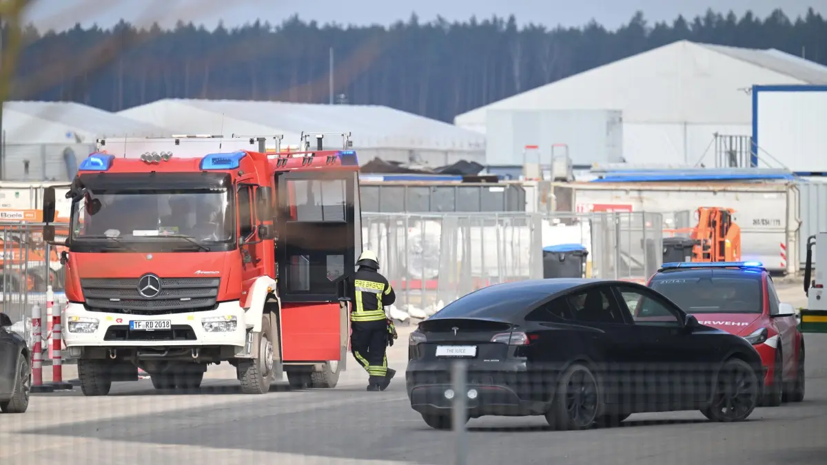 Tesla Fabrik - Stillstand nach Stromausfall: Fahrzeuge der Feuerwehr und Werkfeuerwehr stehen auf dem Gelände der Tesla-Autofabrik in Grünheide, wo die Produktion wegen eines Stromausfalls stillsteht. Die Fabrik in Grünheide bei Berlin sei evakuiert worden, sagte eine Sprecherin. +++ dpa-Bildfunk +++