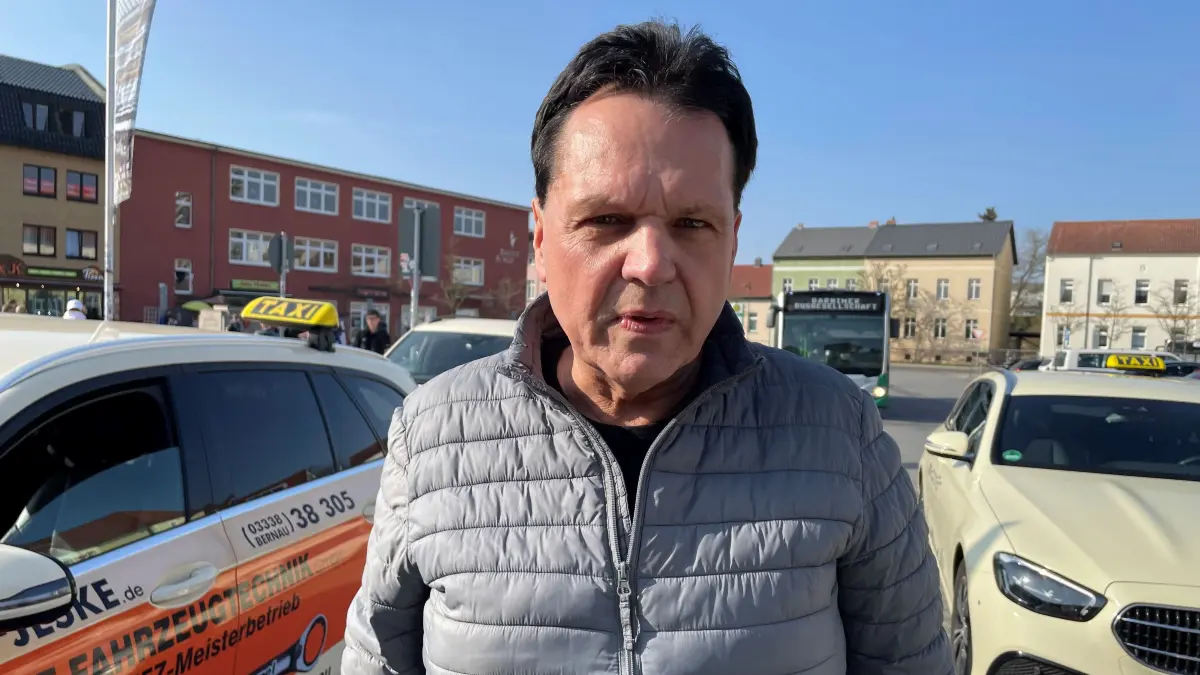 Bernd Bachmann, Taxiunternehmer aus Bernau, stemmt sich gegen die vom Kreistag geplante Erhöhung der Taxigebühren im Landkreis Barnim