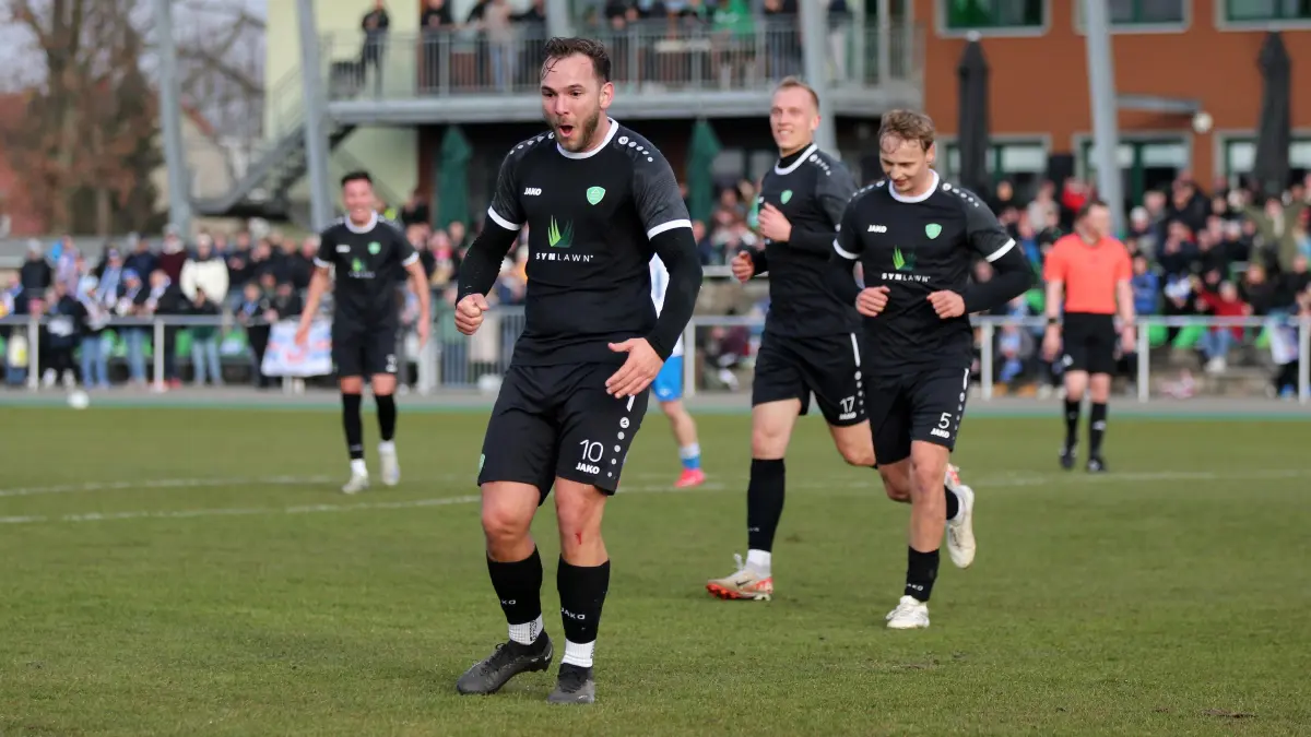 Fussball : Ahrensfelde, Fussball Oberliga, Grün-Weiss Ahrensfelde - FC Hansa Rostock U23, Tilo Scheffler nach dem Ausgleich zum 2 : 2. Dahinter Markus Goerlitz und Lukas Bache 17
FOTO BENK 15.03.2025