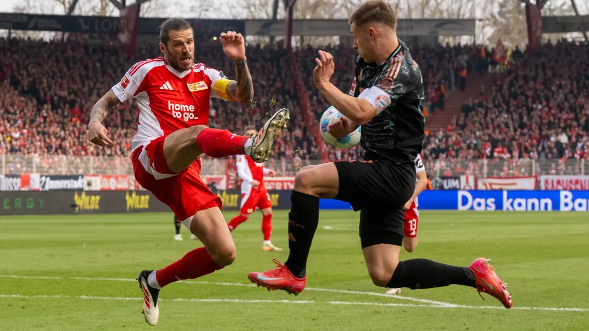 1.BL 1. FC Union - Bayern München 2024/25: Fußball, Herren, Saison 2024/2025, 1. Bundesliga (26. Spieltag), 1. FC Union Berlin - FC Bayern München, v. l. Christopher Trimmel (1. FC Union), Joshua Kimmich (Bayern München), 15.03.2025, Foto: Matthias Koch