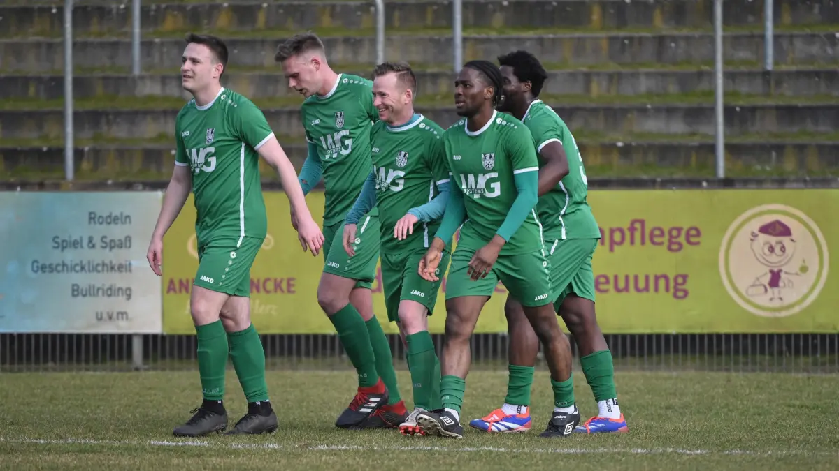 Fussball : Fürstenwalde, Fussball Brandenburgliga, Union Fürstenwalde - BSC Preußen, nach der Führung zum 1 : 0, Niklas Kosch, SF Erik Steinmetz, Torschütze Ingo Wunderlich, Oluwasegun Victor Adelusi und Rick Mickael Ella v.l.
15.03.2025 FOTO BENK