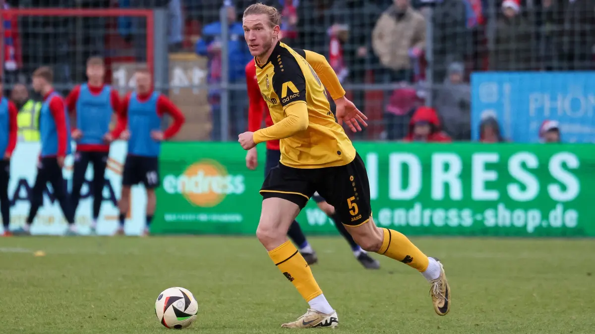 Vinko Sapina (Dynamo Dresden, #05) mit Ball,
GER, SpVgg Unterhaching vs. Dynamo Dresden, Fussball, 3. Liga, 19. Spieltag, Saison 2024/2025, 21.12.2024,
DFL REGULATIONS PROHIBIT ANY USE OF PHOTOGRAPHS AS IMAGE SEQUENCES,
Foto: Eibner-Pressefoto/Jenni Maul
