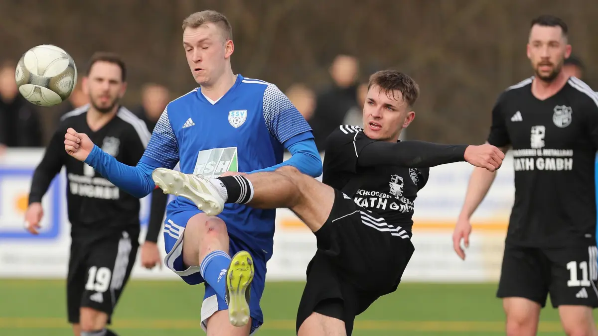 Schwedt, 15.03.2025: Fußball, Landesliga Nord, FC Schwedt - Schönower SV, Lukas Drews vs Jonas Giersch