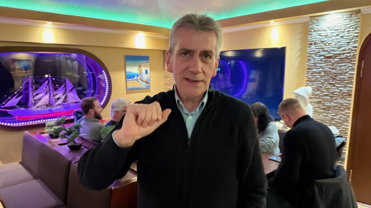 Ausklang beim Griechen: Wahlverlierer René Stadtkewitz (AfD) traf sich gegen Ende der Auszählung in einem griechischen Restaurant mit seinen Unterstützern, um den Ausgang der Stichwahl zu analysieren...