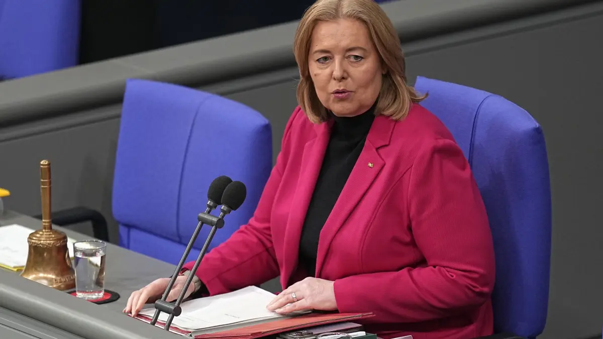 Bundestag: ARCHIV - 31.01.2025, Berlin: Bärbel Bas, Präsidentin des Deutschen Bundestages, spricht im Plenarsaal im Bundestag. (zu dpa: «Bas: Neuer Bundestag wird nicht vor dem 25. März einberufen») Foto: Michael Kappeler/dpa +++ dpa-Bildfunk +++