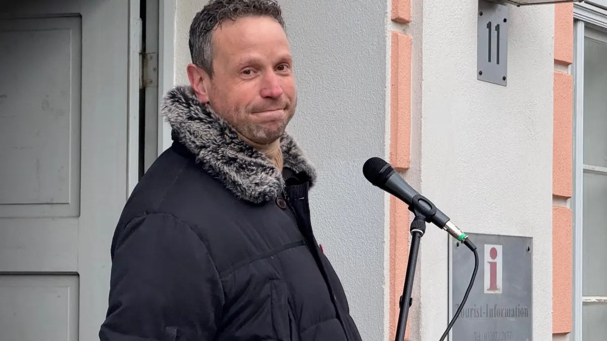 Bürgermeister Alexander Kretzschmar vor dem Rathaus Zehdenick