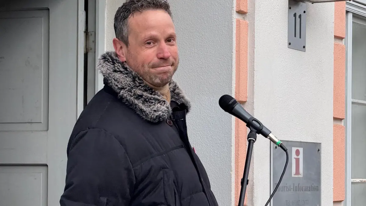 Bürgermeister Alexander Kretzschmar vor dem Rathaus Zehdenick