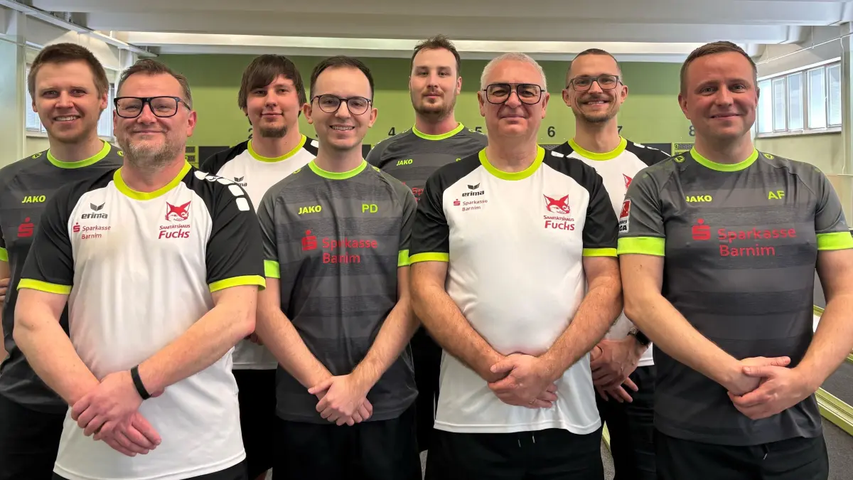 Die Kegler der Spielgemeinschaft Eberswalde haben den Aufstieg in die 1. Bundesliga geschafft: Nico Witter, René Lewin, Christopher Penz, Sebastian Hahn, Sven Kämpfe, Theo Lorenz, Andreas Franzke (von links). Auf dem Foto fehlt Axel Völter.