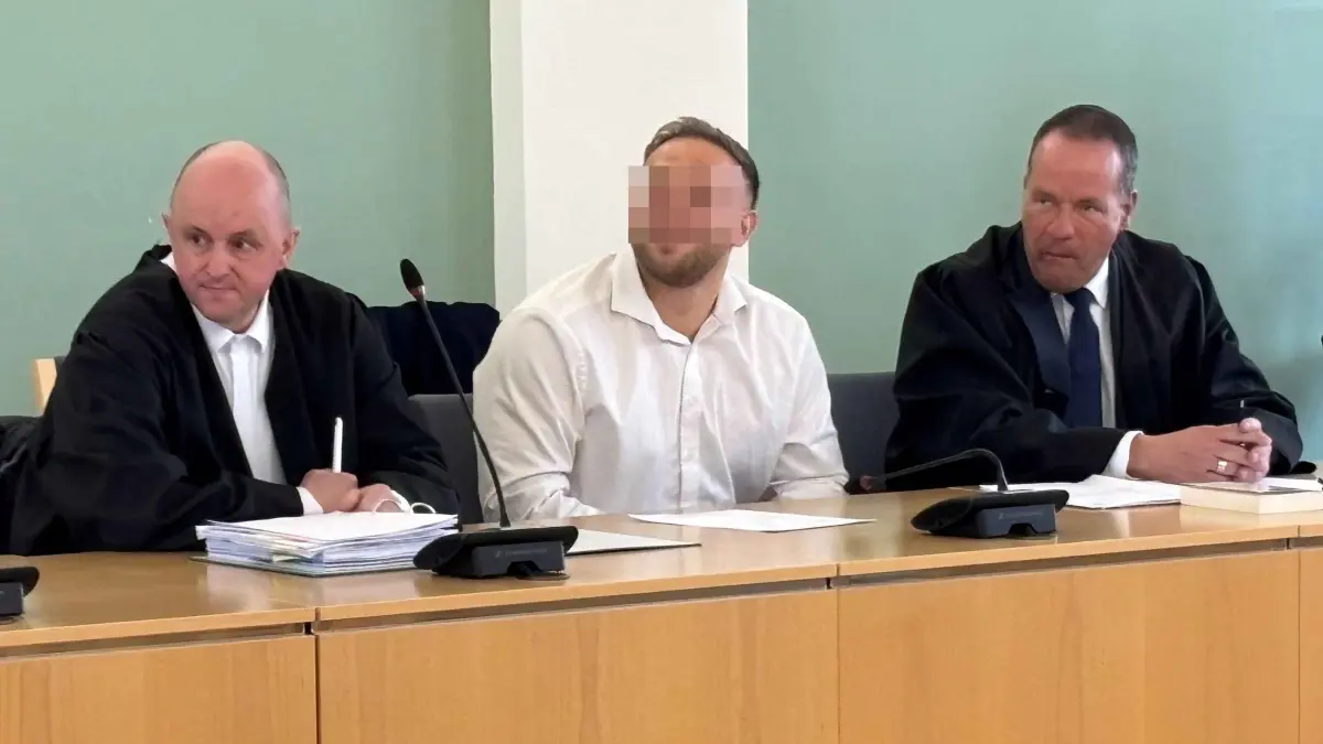 Landgericht Cottbus: Prozessauftakt wegen Drogenhandels. Der Angeklagte (M.) soll Boss eines Drogennetzwerks gewesen sein. Neben ihm seine Anwälte